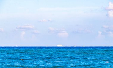 Playa del Carmen Quintana Roo Meksika 'da berrak turkuaz mavi suyla Cozumel Adası manzaralı tropik Meksika plajı manzarası.