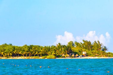 Playa del Carmen Quintana Roo Meksika 03. Mayıs 2023 Playa del Carmen Meksika 'da berrak turkuaz mavi sulara sahip Meksika tropikal karayip sahili manzarası.