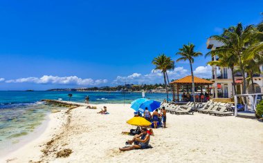 Playa del Carmen Quintana Roo Meksika 06. Mayıs 2023 Tropikal Meksika Karayip Sahili manzarası mercan taşları kayalar ve Playa del Carmen Meksika 'da berrak turkuaz mavi su.