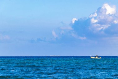 Playa del Carmen Quintana Roo Meksika 03. Mayıs 2023 'te Playa del Carmen Mexico' daki tropik Meksika sahil manzaralı ve turkuaz mavi sularda feribot vapuru iskelesi ve limanı..