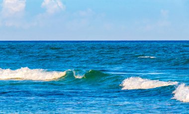Playa del Carmen Meksika 'da berrak turkuaz mavi sularla tropikal Meksika sahili manzarası ve Karayip denizinde dalgalar.