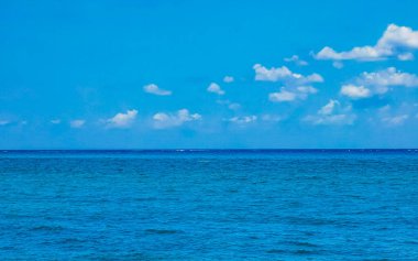 Playa del Carmen Meksika 'da turkuvaz mavisi berrak sulara sahip tropik Meksika Karayip sahili manzarası..