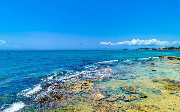 サンゴの石の岩やプラヤデルカーメンメキシコの明確なターコイズブルーの水と熱帯メキシコのカリブ海のビーチの風景のパノラマ — ストック写真