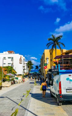 Playa del Carmen Quintana Roo Meksika 17. Nisan 2021 Tipik cadde yolu ve arabalı şehir merkezi trafik restoranları Quintana Roo Mexico 'daki Playa del Carmen' in insan ve binalarını depoluyor..