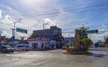 Playa del Carmen Quintana Roo Mexico 10. Nisan 2021 Tipik cadde yolu ve arabalı şehir merkezi trafik restoranları Quintana Roo Mexico 'daki Playa del Carmen' in insan ve binalarını depoluyor..