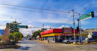 Playa del Carmen Quintana Roo Mexico 10. Nisan 2021 Tipik cadde yolu ve arabalı şehir merkezi trafik restoranları Quintana Roo Mexico 'daki Playa del Carmen' in insan ve binalarını depoluyor..