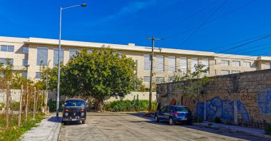 Playa del Carmen Quintana Roo Mexico 10. Nisan 2021 Tipik cadde yolu ve arabalı şehir merkezi trafik restoranları Quintana Roo Mexico 'daki Playa del Carmen' in insan ve binalarını depoluyor..