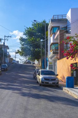 Playa del Carmen Quintana Roo Meksika 04. Nisan 2021 Tipik cadde yolu ve arabalı şehir merkezi trafik restoranları Quintana Roo Mexico 'daki Playa del Carmen' in insan ve binalarını depoluyor..