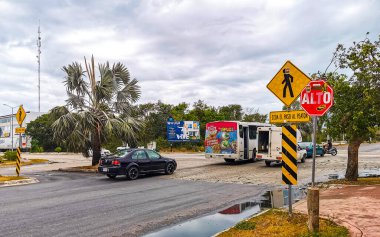 Playa del Carmen Quintana Roo Meksika 21. Mayıs 2021 Tipik cadde yolu ve araba manzarası trafik restoranları, Quintana Roo Mexico 'daki Playa del Carmen' in insan ve binaları..