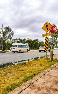 Playa del Carmen Quintana Roo Meksika 21. Mayıs 2021 Tipik cadde yolu ve araba manzarası trafik restoranları, Quintana Roo Mexico 'daki Playa del Carmen' in insan ve binaları..