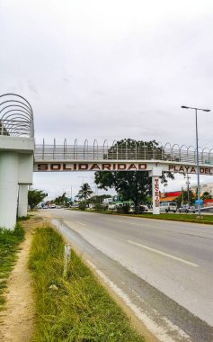 Playa del Carmen Quintana Roo Meksika 15. Haziran 2021 Tipik cadde yolu ve şehir manzarası arabalarla trafik köprüsü üstgeçidi ve Quintana Roo Mexico 'daki Playa del Carmen binaları.