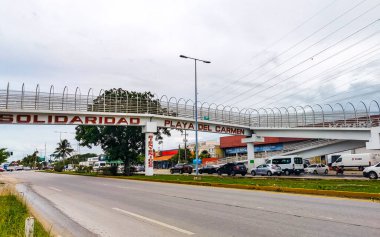 Playa del Carmen Quintana Roo Meksika 15. Haziran 2021 Tipik cadde yolu ve şehir manzarası arabalarla trafik köprüsü üstgeçidi ve Quintana Roo Mexico 'daki Playa del Carmen binaları.