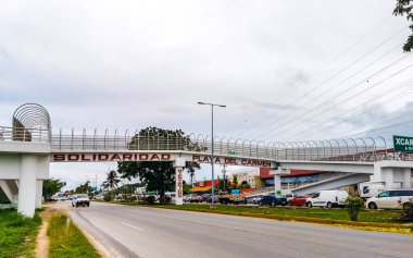 Playa del Carmen Quintana Roo Meksika 15. Haziran 2021 Tipik cadde yolu ve şehir manzarası arabalarla trafik köprüsü üstgeçidi ve Quintana Roo Mexico 'daki Playa del Carmen binaları.