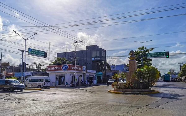 Playa Del Carmen Quintana Roo Mexico 2021年4月典型的な通りの道路や車の交通レストランのある街並みキンタナ メキシコのプラヤデルカルメンの人々や建物を格納します — ストック写真