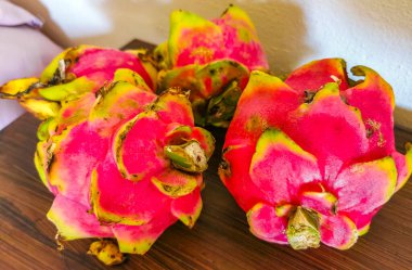 Pitaya Pembe Ejder Meyvesi Pitahaya Playa del Carmen Quintana Roo Meksika 'da sokak yemeklerinde.