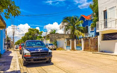 Playa del Carmen Quintana Roo Mexico 07. Eylül 2022 Tipik cadde yolu ve arabalı şehir merkezi trafik restoranları Quintana Roo Mexico 'daki Playa del Carmen' in insan ve binalarını depoluyor..
