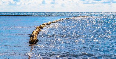 Güzel mavi ve turkuaz su dalgaları okyanus ve martılar sarı turuncu şamandıra şamandıraları üzerinde kuşlar Quintana Roo Meksika 'da Playa del Carmen' in sularında halat ve ağlar.