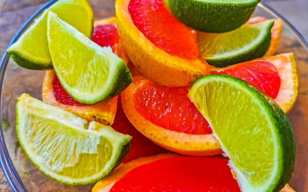 Апельсины Лаймы Виноград Грейпфрут Лимон Цитрусовые Белой Тарелке Приготовления Завтрака — стоковое фото