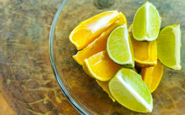 Апельсины Лаймы Виноград Грейпфрут Лимон Цитрусовые Белой Тарелке Приготовления Завтрака — стоковое фото