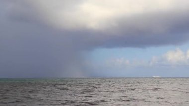 Fırtına güçlü muson yağmurları. Kasırga bulutları. Playa del Carmen Meksika 'da cennette..