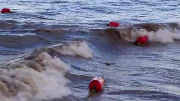 Smukke Blå Turkis Vand Bølger Hav Gul Rød Orange Bøje – Stock-video