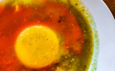 Meksika huevos omleti siyah fasulyeli yumurta patates ve Zicatela Puerto Oaxaca Meksika 'da yeşil ve kırmızı soslu cips..