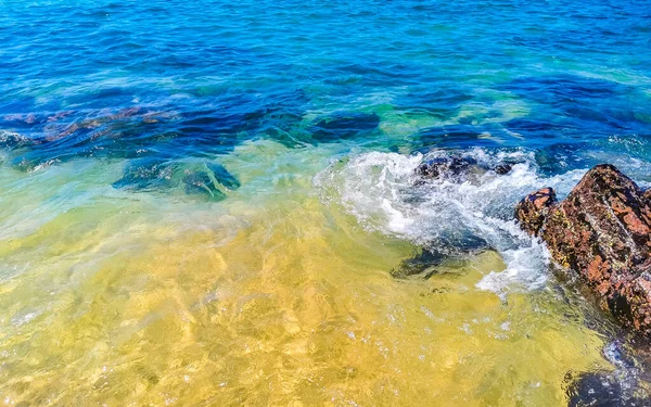 墨西哥瓦哈卡港的普莱亚曼萨尼约和安杰利托港海滩上 海滩上的绿松石蓝色的水岩悬崖 棕榈树 巨大的冲浪海浪和全景尽收眼底 — 图库照片