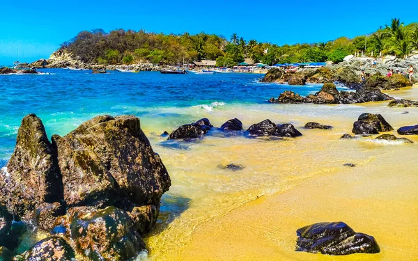 Strand Sand Türkisblaues Wasser Felsen Felsen Felsen Palmen Riesige Große — Stockfoto