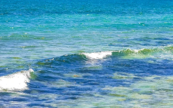 墨西哥普莱雅德尔卡门的热带墨西哥湾海滩景观 全景和蓝水碧绿的加勒比海波涛 — 图库照片
