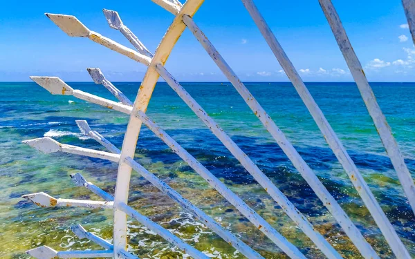 墨西哥普莱亚德尔卡门岛上的热带墨西哥美洲驯鹿海滩景观全景 码头上有珊瑚石卵石岩石和清澈的蓝水 — 图库照片