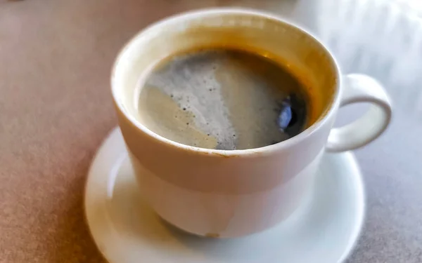 Kopje Amerikaanse Zwarte Koffie Met Lepel Bord Tafel Eten Drinken — Stockfoto