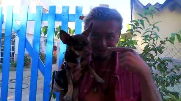 Ευτυχισμένος Άνθρωπος Σκύλο Στο Χέρι Του Στο Νησί Χόλμποξ Του — Αρχείο Βίντεο