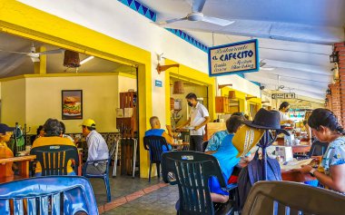 Puerto Escondido Oaxaca Meksika 16. Ocak 2023 Zicatela Puerto Escondido Oaxaca Meksika 'da insanların inşa ettiği ünlü restoran ve kafe..