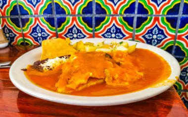 Meksika omleti ve siyah fasulyeli yumurta patates ve beyaz tabakta nachos Zicatela Puerto Oaxaca Meksika 'da El Cafecito' da..