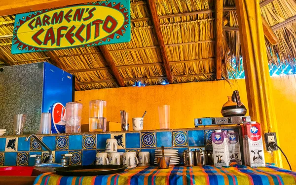 Puerto Escondido Oaxaca Meksika 24. Mart 2023 Zicatela Puerto Escondido Oaxaca Meksika 'da insanların inşa ettiği ünlü restoran ve kafe..