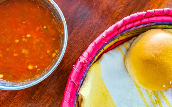 Deliciosos Bollos Redondos Con Semillas Sésamo Sobre Mesa Madera Cafecito — Foto de Stock