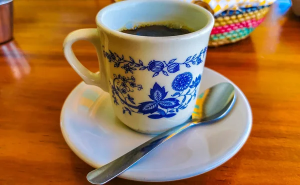 Tazza Blu Bianca Con Caffè Americano Nero Sul Tavolo Legno — Foto Stock