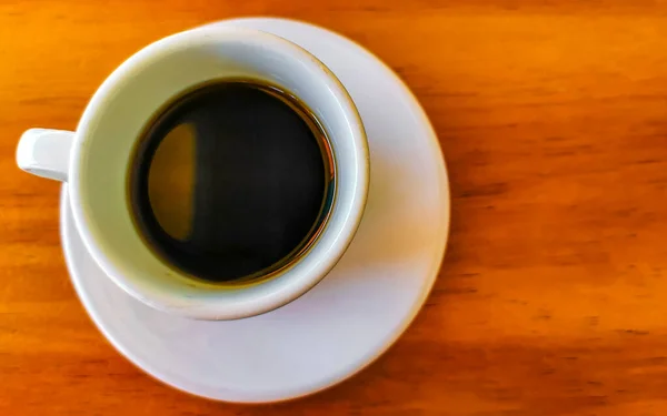 Kopje Americano Zwarte Koffie Met Lepel Bord Tafel Eten Drinken — Stockfoto