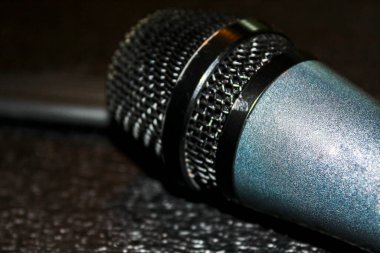 Mikrofon Leherheide Bremerhaven Bremen Almanya 'sında, karanlıkta masanın üzerinde yatıyor..