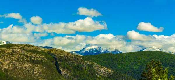 Noors Berglandschap Met Bergsparren Natuur Panorama Blauwe Lucht Met Wolken — Stockfoto