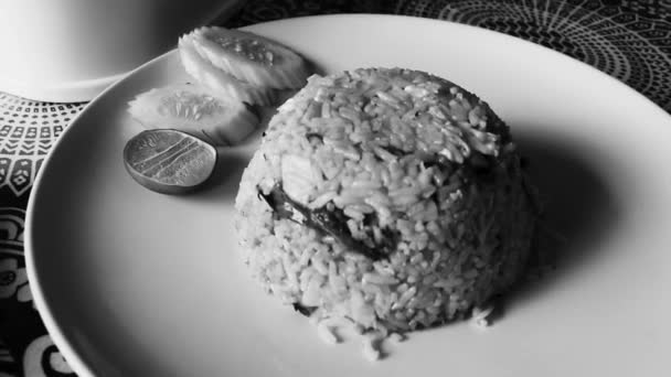 Thaise Aziatische Rijst Noedels Schotel Witte Plaat Met Pittige Sauzen — Stockvideo