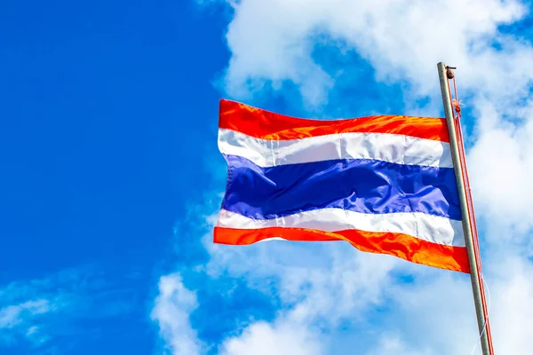 Ταϊλανδέζικη Σημαία Κόκκινο Λευκό Μπλε Μπλε Ουρανό Στο Νησί Koh — Φωτογραφία Αρχείου