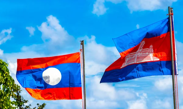 Λάο Και Καμπότζη Σημαία Κόκκινο Λευκό Μπλε Μπλε Ουρανό Για — Φωτογραφία Αρχείου