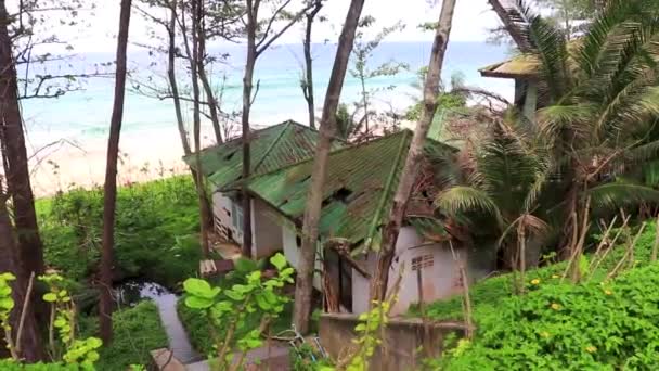 サクタランプーケットのナイトンビーチのビーチにあるトロピカルジャングルの家小屋の建物タイ — ストック動画