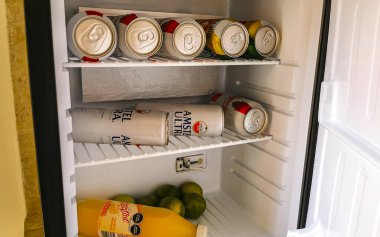 Playa del Carmen Quintana Roo Meksika 28 numara. Şubat 2021 'de Playa del Carmen Quintana Roo Mexico' daki buzdolabında Corona Montejo ya da Superior bira kutuları vardı..