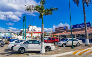 Playa del Carmen 01. Mayıs 2021 Tipik cadde yolu ve araba manzarası trafik restoranları, Quintana Roo Mexico 'daki Playa del Carmen' in insan ve binaları..