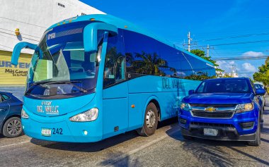 Playa del Carmen 10. Nisan 2021 Tipik cadde yolu ve arabalı şehir merkezi trafik restoranları Quintana Roo Mexico 'daki Playa del Carmen' in insan ve binalarını depoluyor..
