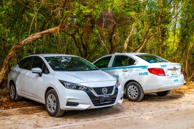Playa del Carmen Quintana Roo Meksika 28 numara. Mayıs 2021 Playa del Carmen Quintana Roo 'da beyaz turkuaz taksi..
