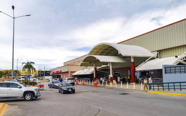 Playa del Carmen 03. Haziran 2021 Tipik cadde yolu ve arabalı şehir merkezi trafik restoranları Quintana Roo Mexico 'da Playa del Carmen' in insan ve binalarını depoluyor..