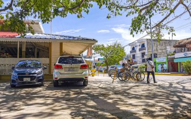 Playa del Carmen 02. Temmuz 2021 Tipik cadde yolu ve arabalı şehir merkezi trafik restoranları Quintana Roo Mexico 'daki Playa del Carmen' in insan ve binalarını depoluyor..